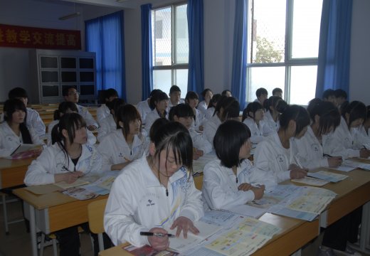郑州市电子信息工程志愿者专心听讲，认真做笔记
