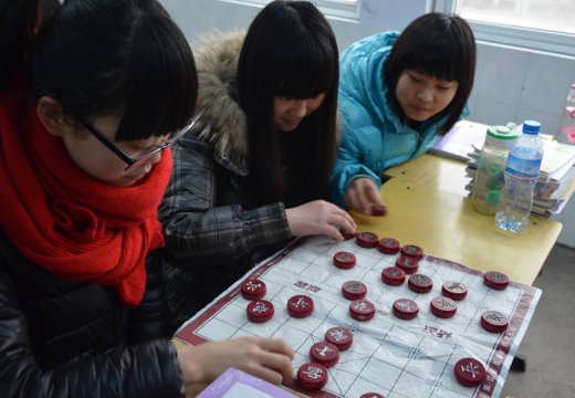室内体育课上同学们开展了跳棋、象棋、五子棋等益智活动
