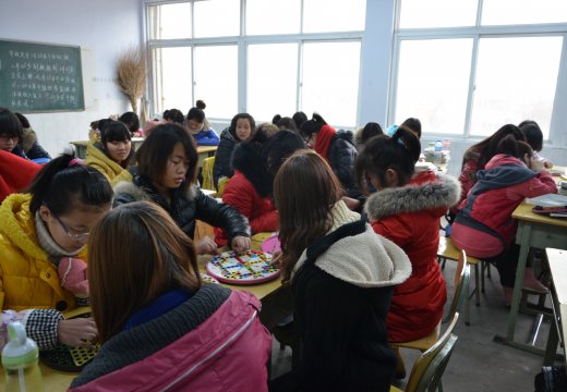 室内体育课上同学们开展了跳棋、象棋、五子棋等益智活动