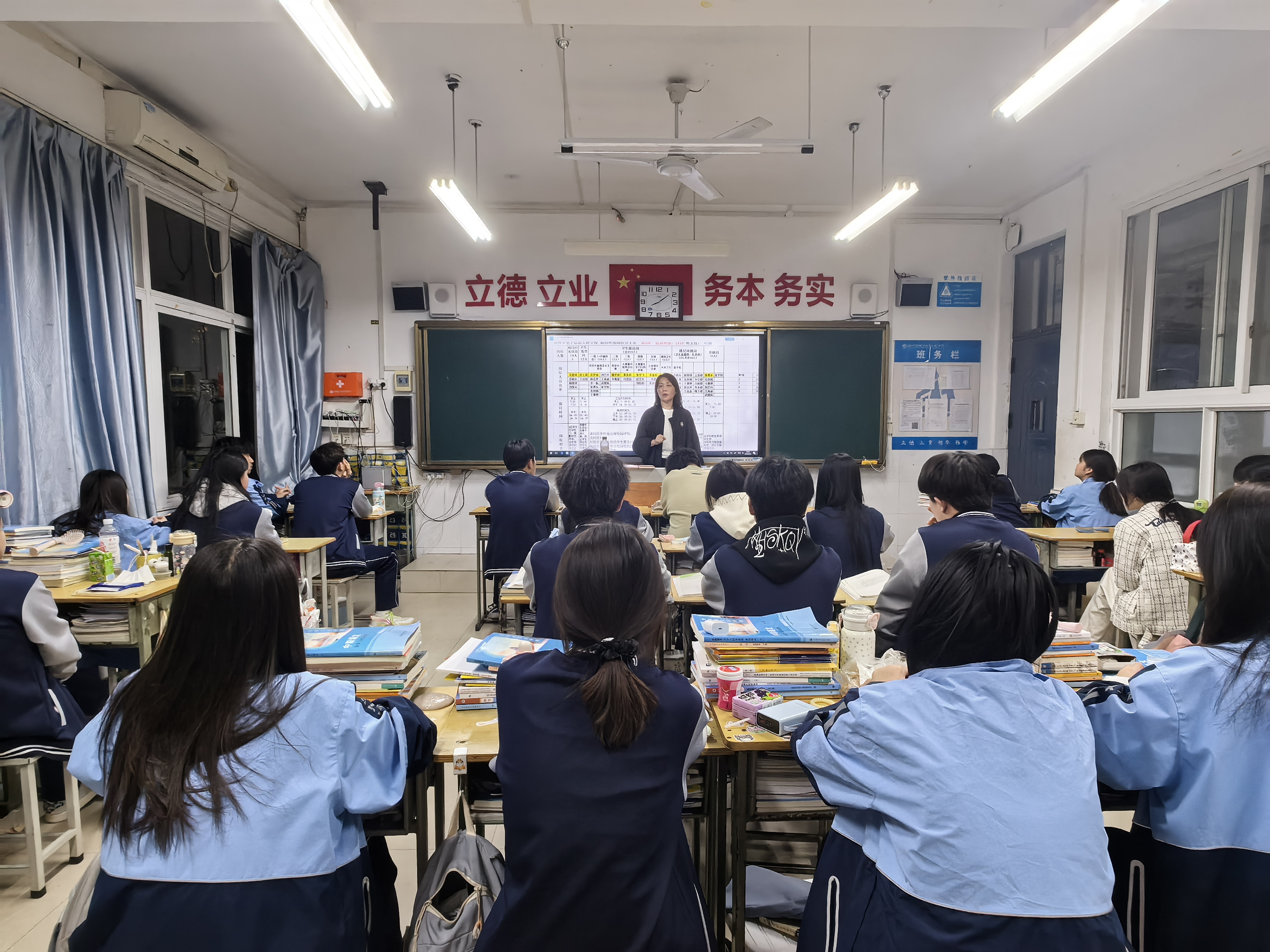 青春闪耀值周路，担当共筑校园情——2418班圆满完成第六周值日工作